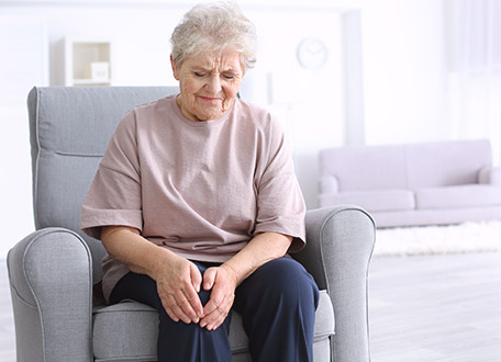  هل يؤذي صعود الدرج ركبتيك؟