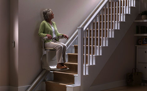 هل تعلم أنه يمكن تشغيل كرسي الدرج طيلة اليوم، حتى مع انقطاع التيار الكهربائي؟